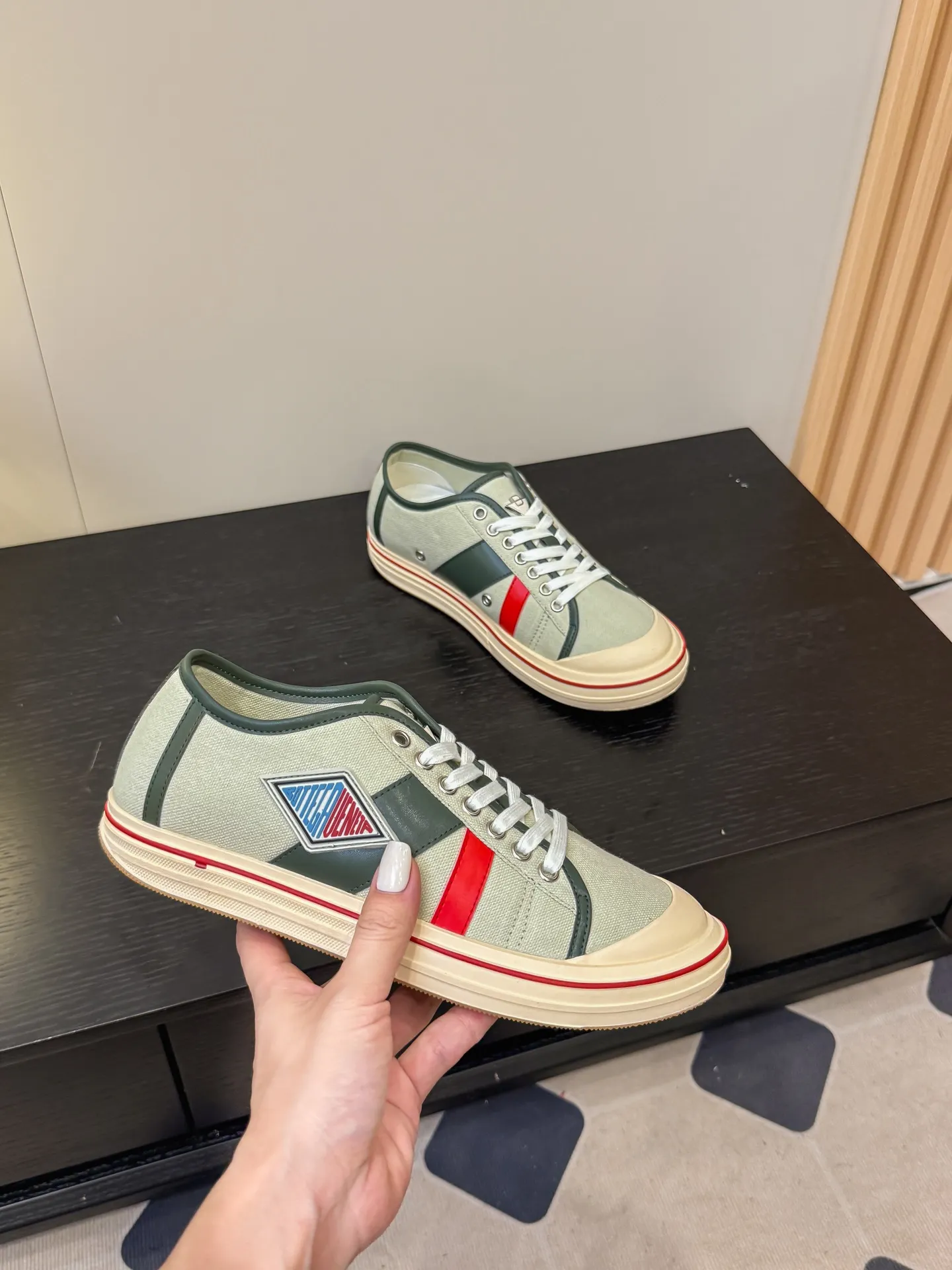 👟👟Ex-factory price 460👟👟 (Men's size +1️⃣0️⃣) BVOrbit's latest 2025 catwalk model, developed 1:1 from the original board, classic color matching elements! This is the biggest highlight of this shoe, eye-catching but not exaggerated design, super cool for daily use, super versatile whether paired with pants, sweaters or skirts, looks good no matter how you wear it, the more you look at it, the more you like it ❗️ Outsole: Original outsole color: 5 colors code number: female 35-40 male 39-44